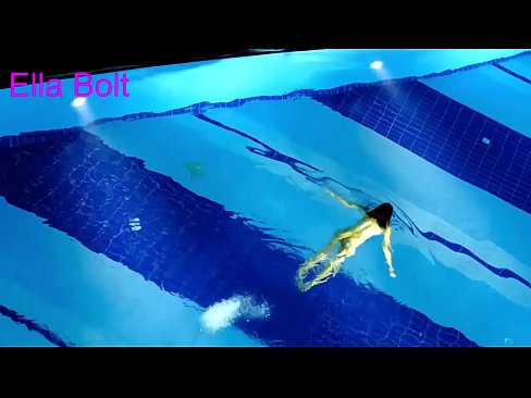 ❤️ Nu mă pot opri din privit, tânără blondă surprinsă înotând goală în piscina stațiunii ELLA BOLT ❤ at us ❌