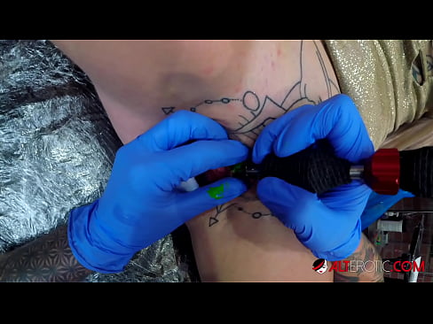 ❤️ Sully Savage, o bunăciune extrem de tatuată, și-a făcut un tatuaj pe clitorisul ei ❤ at us ❌