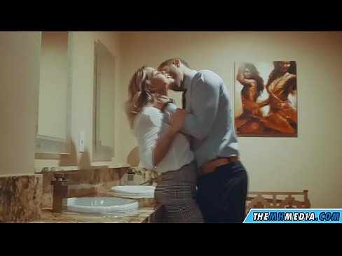 ❤️ Când o blondă cu sânii mari te seduce într-o toaletă publică ❤ at us ❌